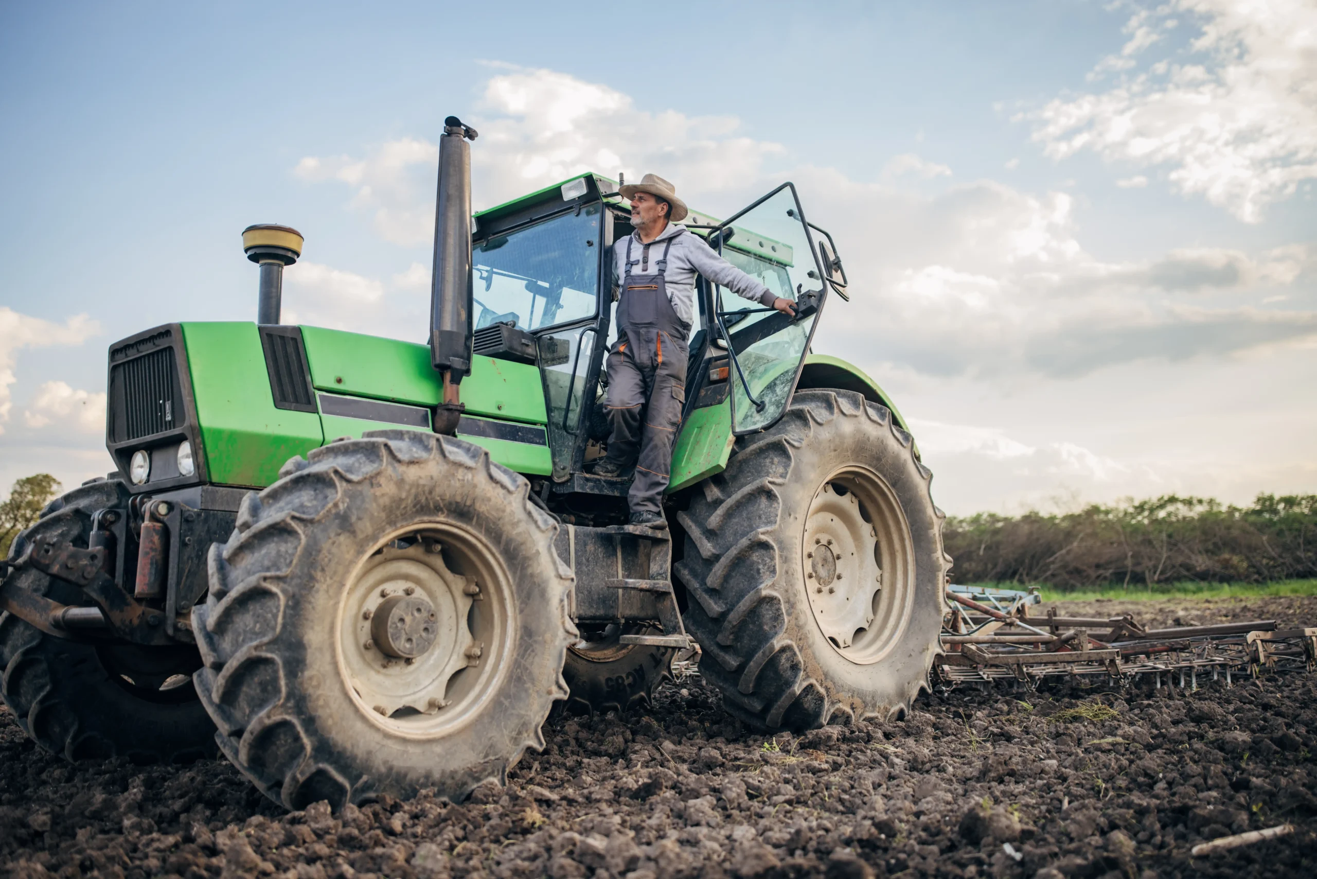 Operator using an agricultural tractor equipped with agricultural wheel system